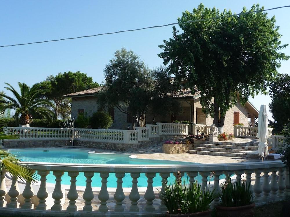 فيلا غياردينو ديلي إفينتي حمام سباحة مكشوف