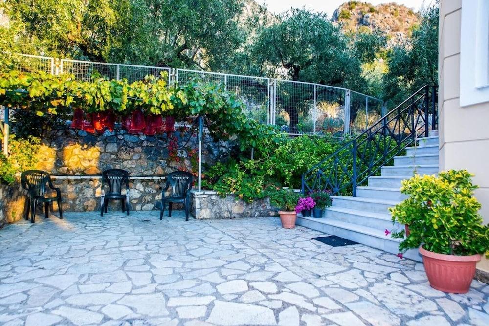 Verga Majestic Sunsets - Villa Close to the Beach Property Grounds