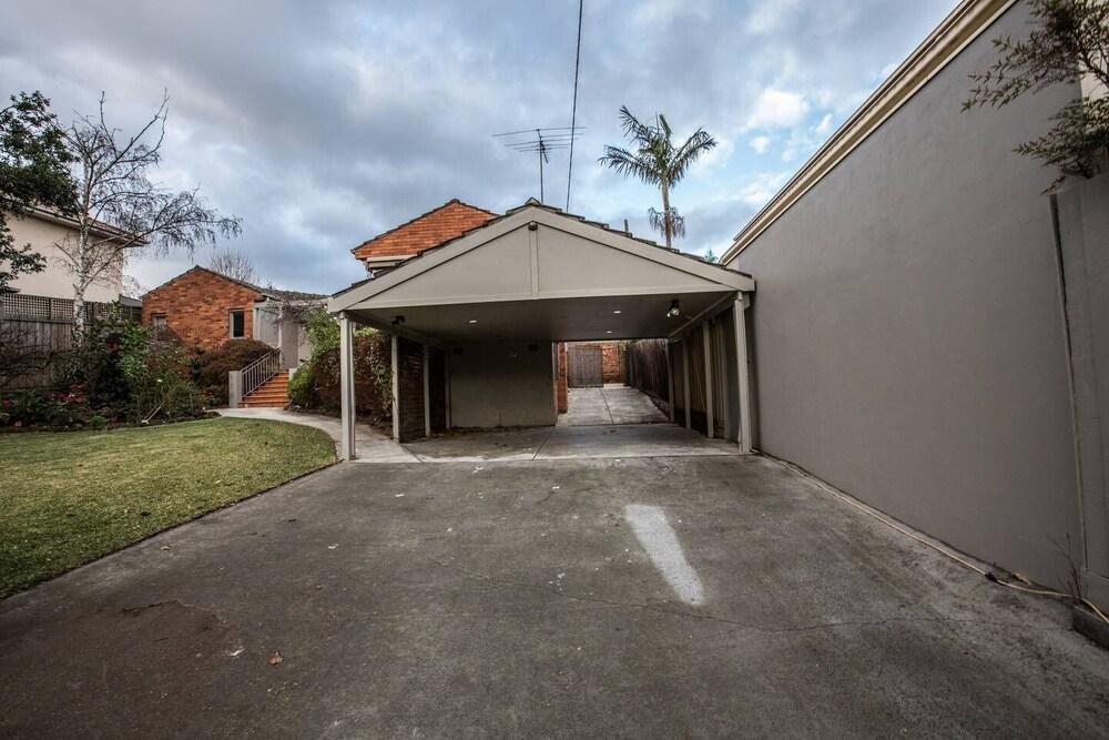 لوتس لاف لايف جاردن فيو أمايزينج فايف بد رومز المنطقة المحيطة بالمنشأة