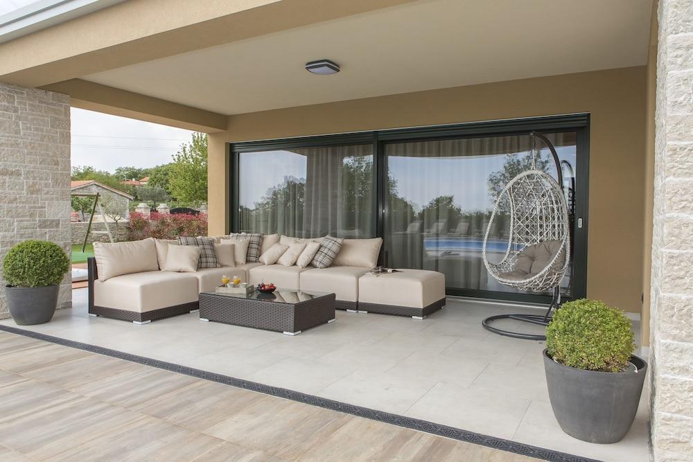 Spacious Villa With Private Pool and Jacuzzi in Porec Exterior