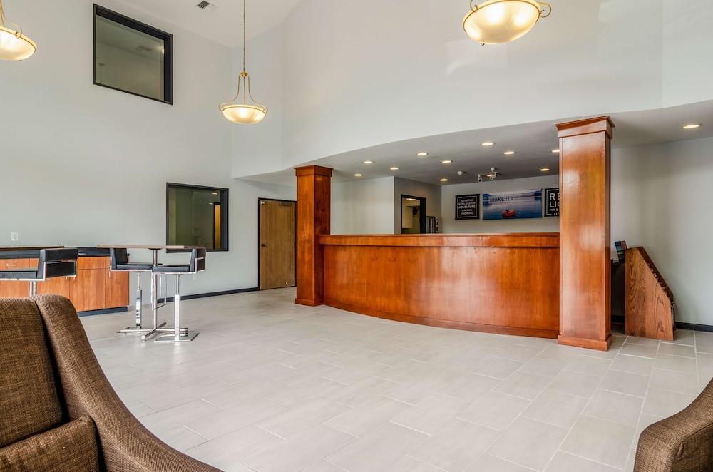 رد لايون إن آند سويتس ديه موان الردهة