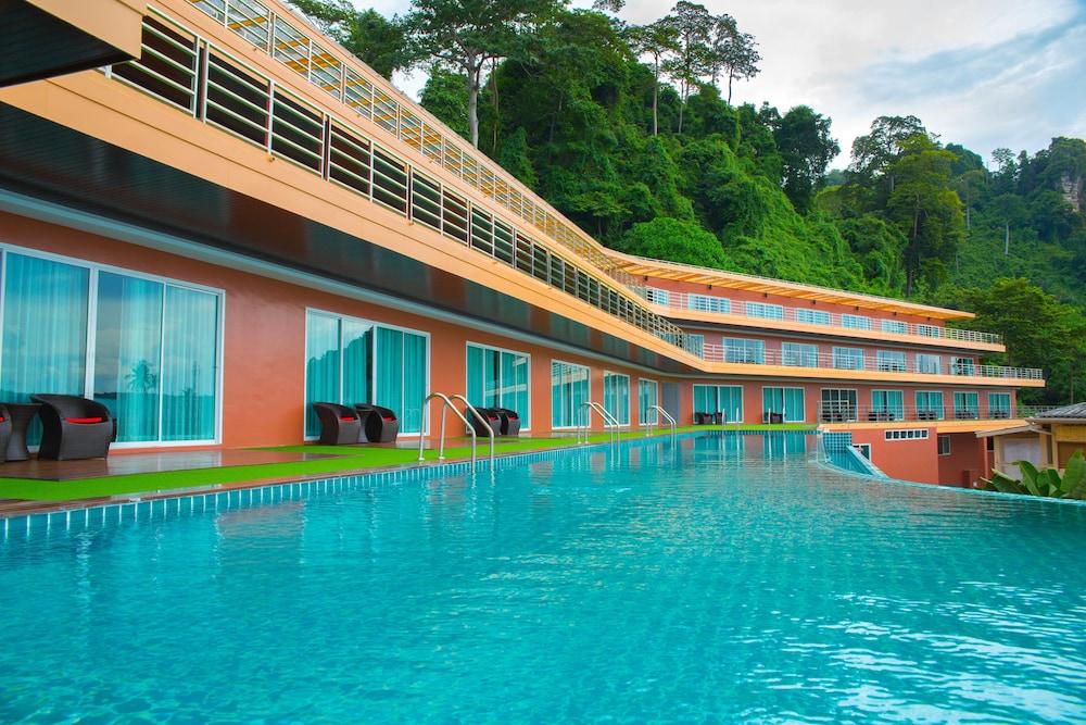 Phi Phi Cliff Beach Resort Room