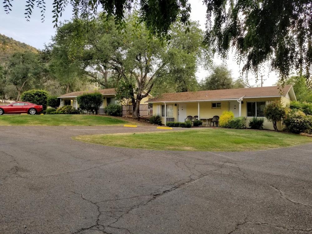 Lazy J Ranch Motel Exterior