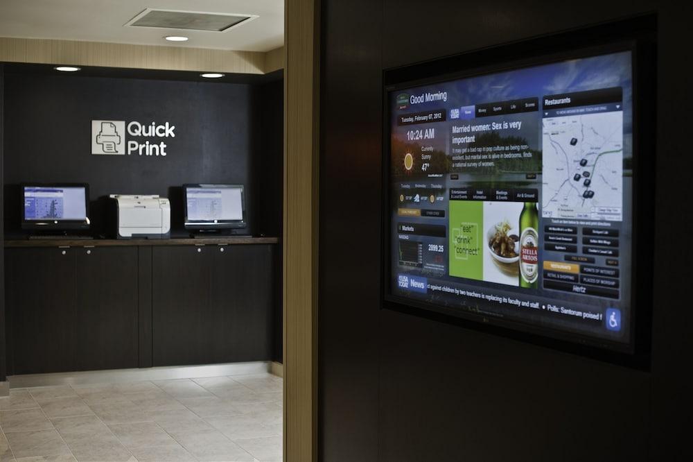 كورت يارد بولينج جرين كونفينشن سنتر الردهة