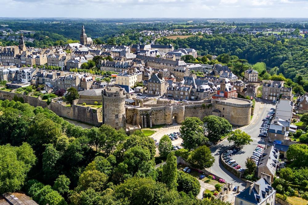 ذا أوريجينالز بوتيك، أوتل دو شاتو، دينان منظر من الجو