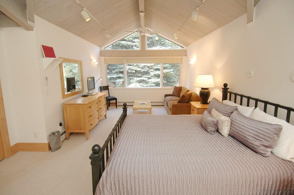 Clarendon by Frias Properties Room