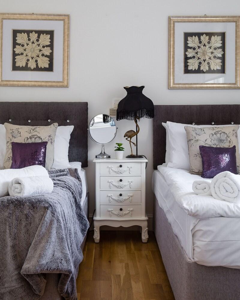 ديزانر 2 بد رومز 2 باث رومز بيهايند سيلف ريدجيز غرفة