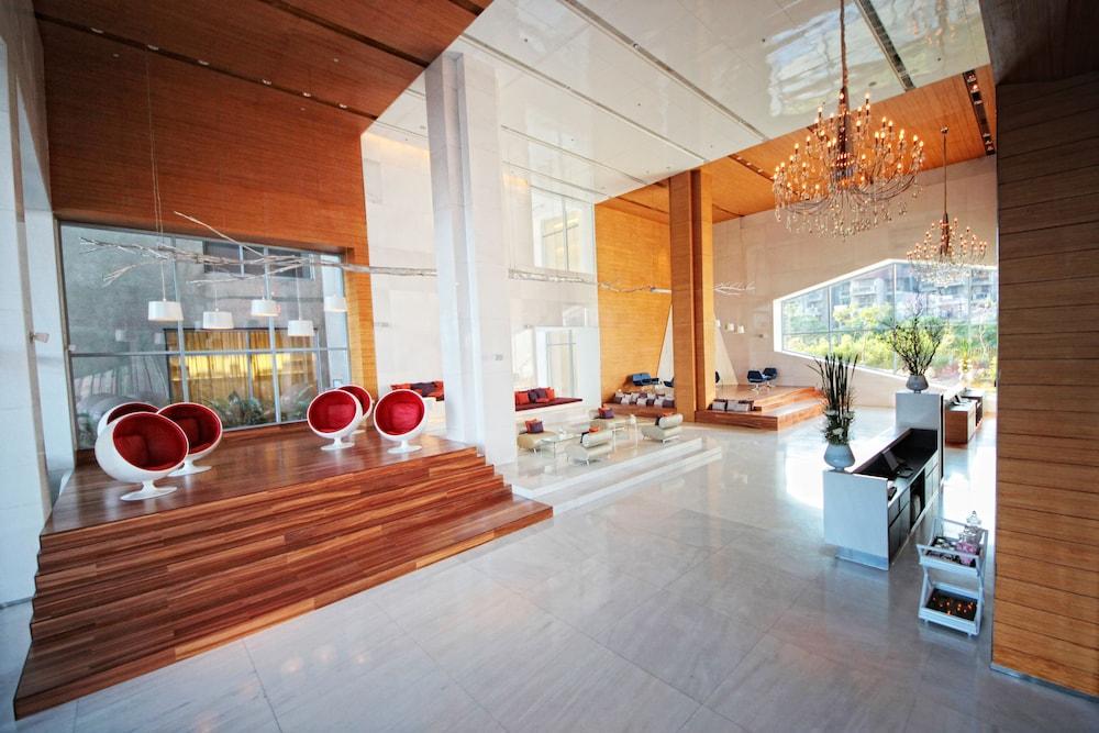 Vivanta New Delhi, Dwarka Lobby Sitting Area