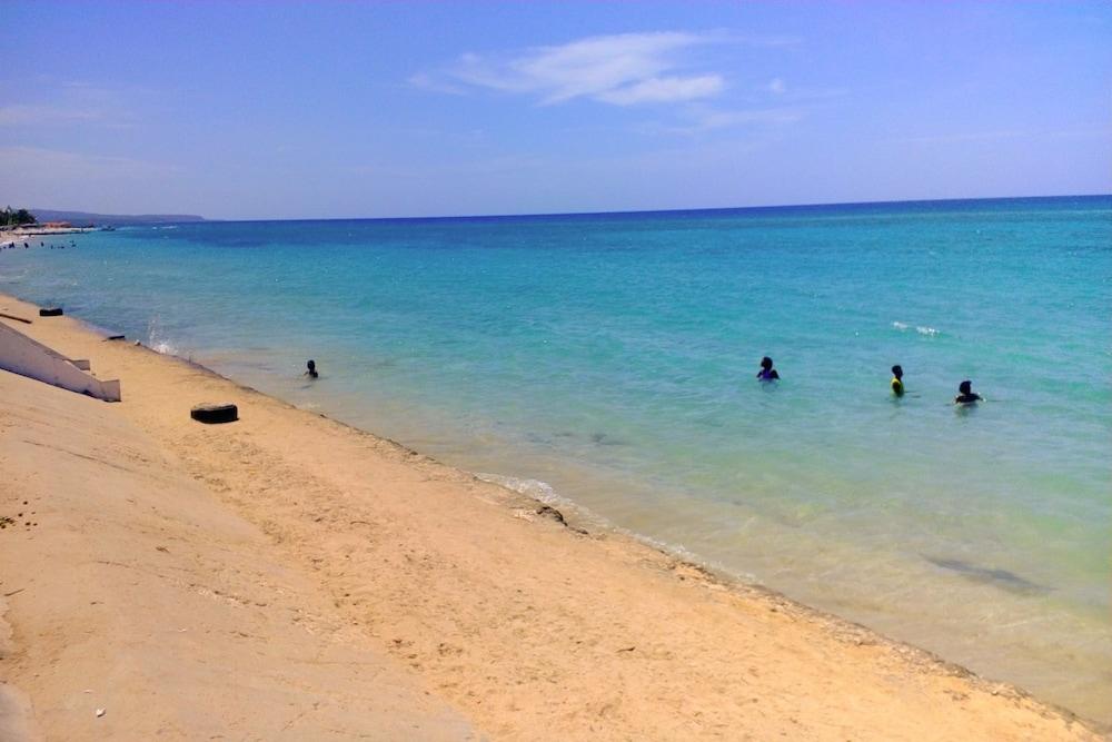 2 Bed Apt with Balcony at Runaway Bay Featured Image