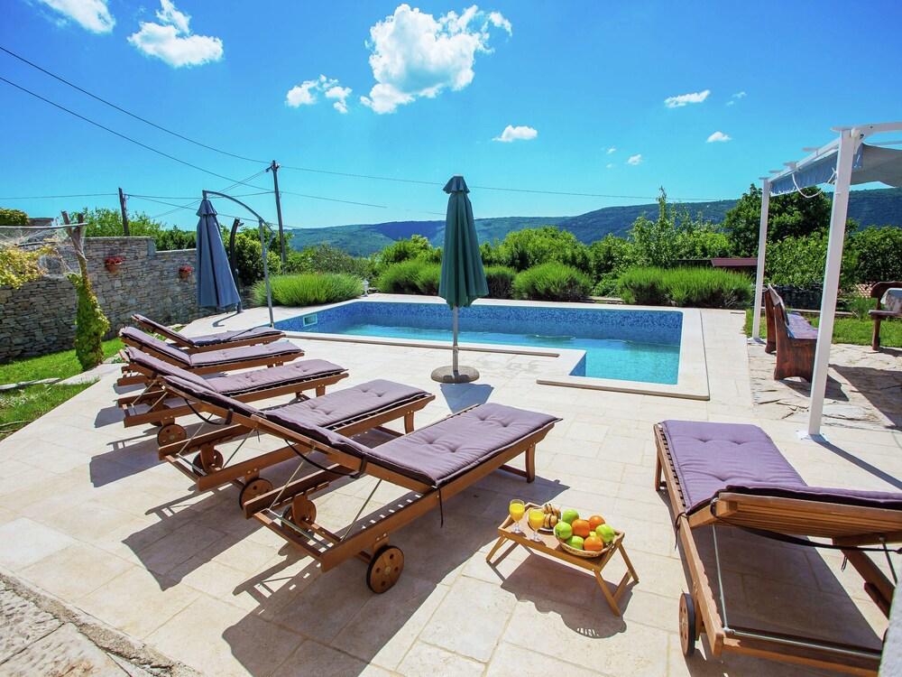 سوروندد باي بيوتيفول ميديتيرانيان فيجيتيشن آند ذا كريستال كلير سي المنطقة الخارجية