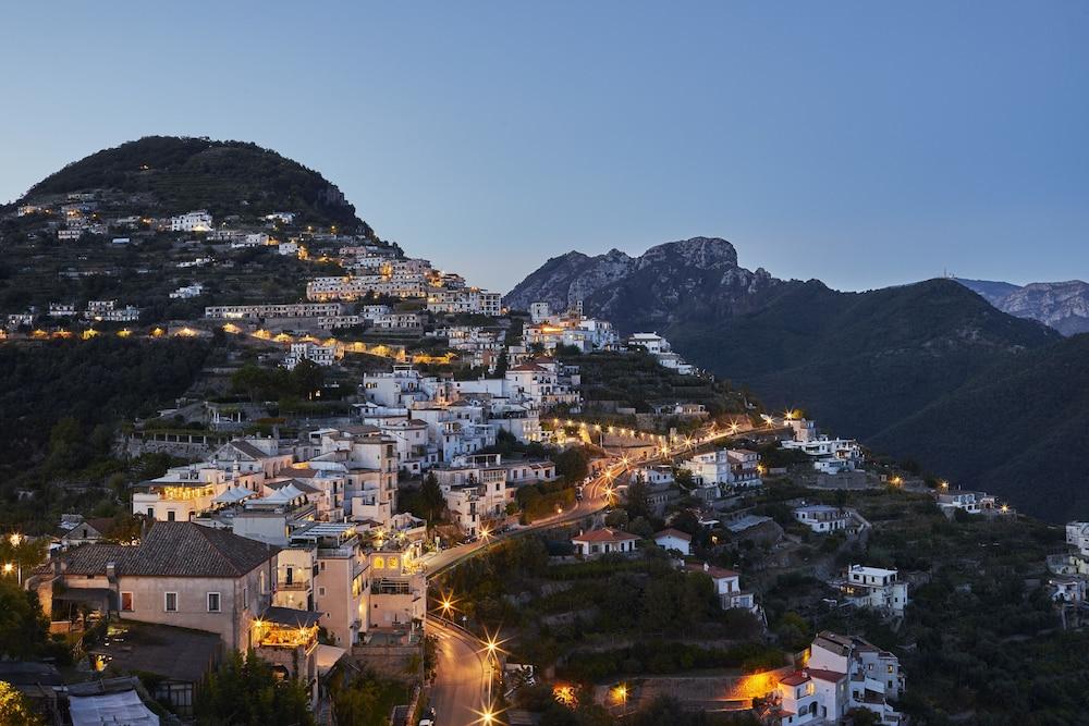 كاروسو، إيه بلموند هوتل، أمالفي كوست منظر من الجو