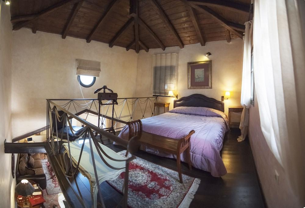 أوسترا مينالون لاكشري سويتس غرفة