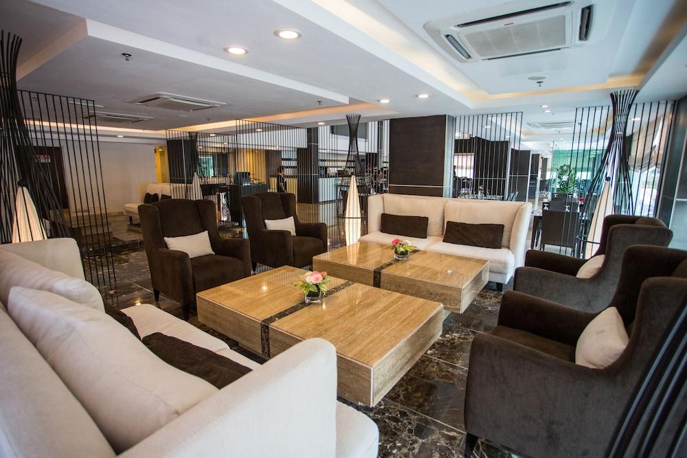 رويال سيجنيتشار هوتل الردهة