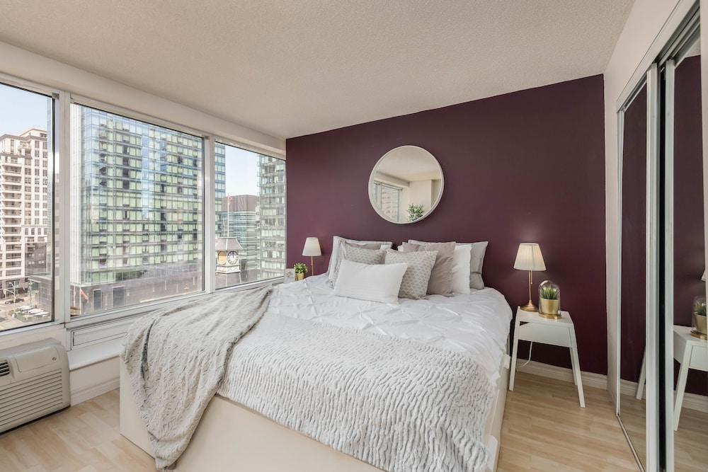 كورنر سويت - يونج آند بلور