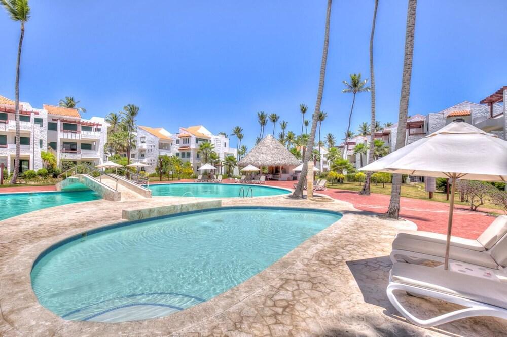 Oceanfront Apartment With Beach Views and Large Balcony Exterior