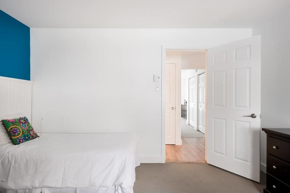 كوموديوس كوندمينيوم إن ترانكيل ليك سايد سيتينج غرفة