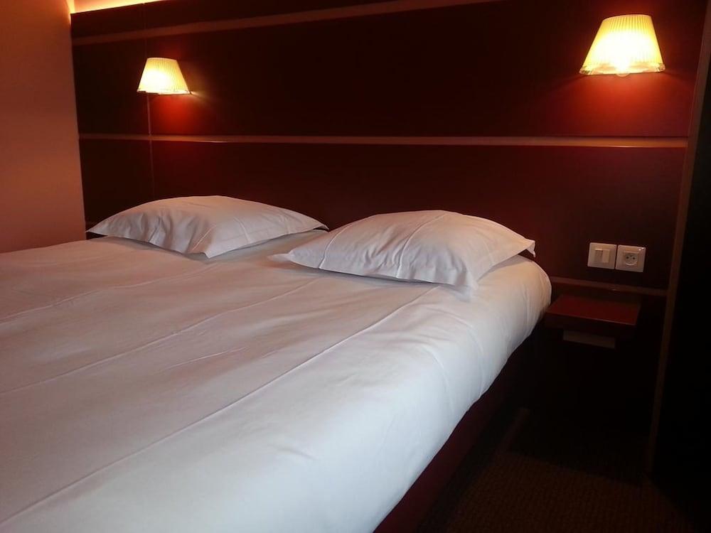 FastHotel Montmarault - Auberge du Grand Champ Room