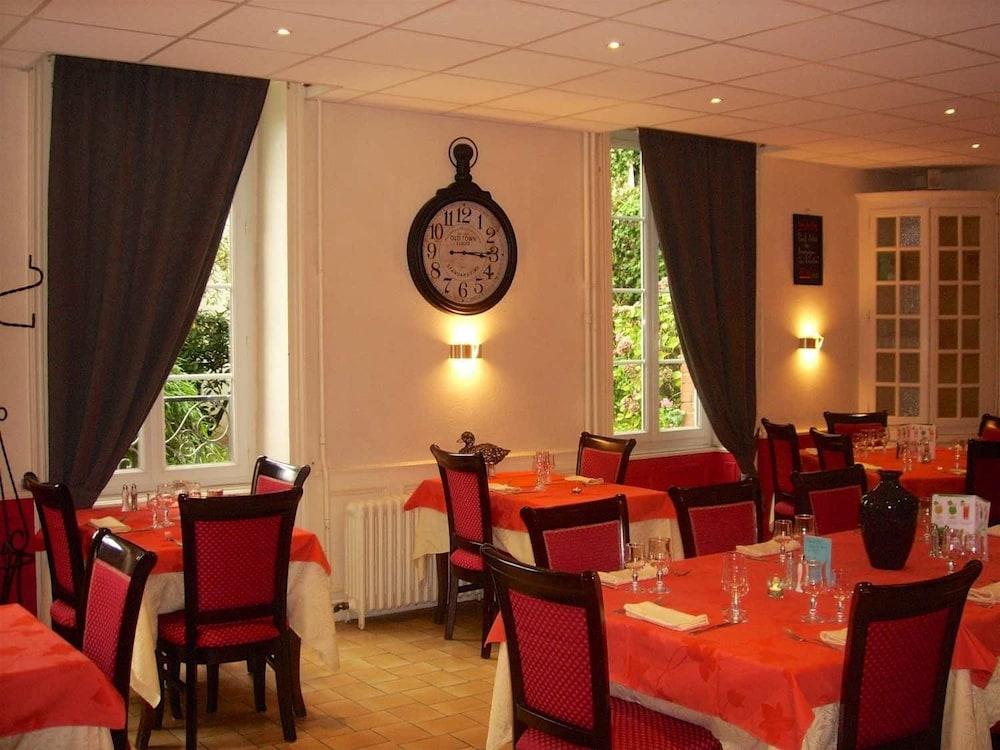 هوتل لو ريليه دو لا كان مطعم