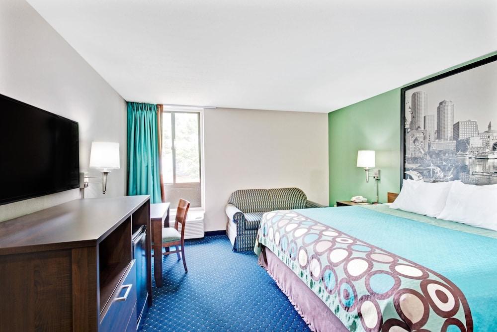 Super 8 by Wyndham Brockton Room