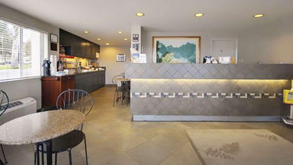 Magnuson Hotel Park Vue Reception