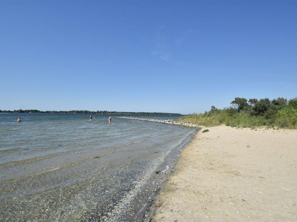 كوزي هوليداي هوم ويذ لارج جاردن المنطقة الخارجية