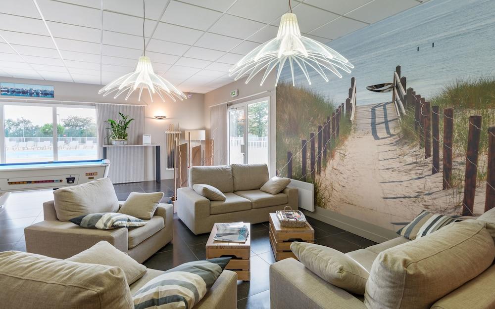 ريزيدونس لاجرانج فاكانس لو فيلاج دو لا مير منطقة الجلوس في الردهة