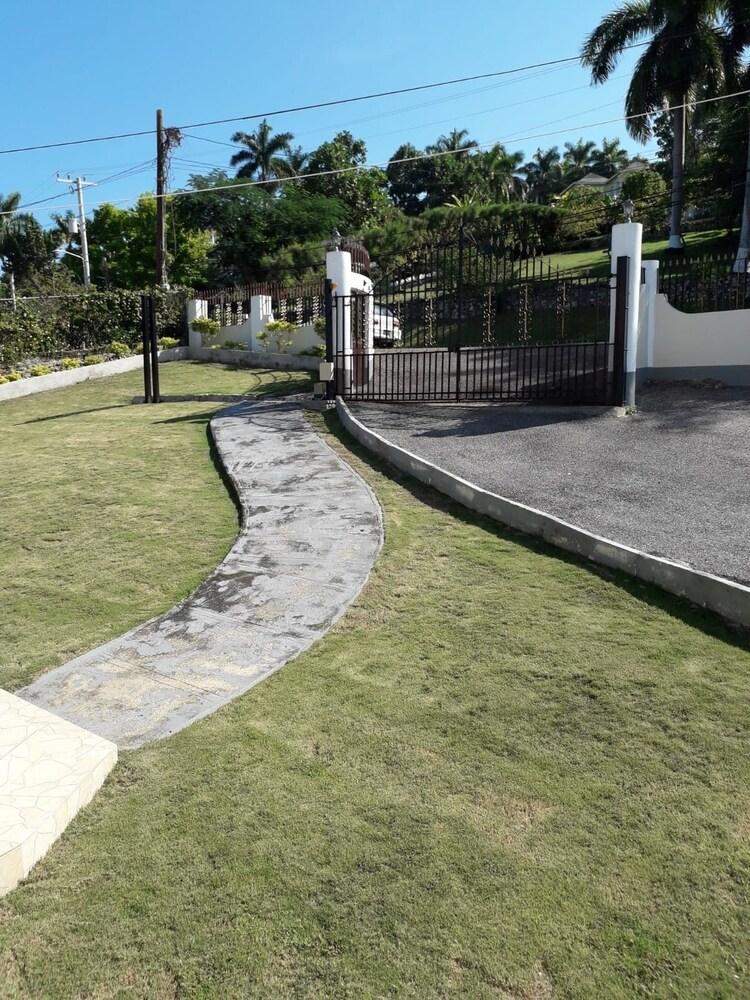 Rose View Apartment Montego Bay Exterior