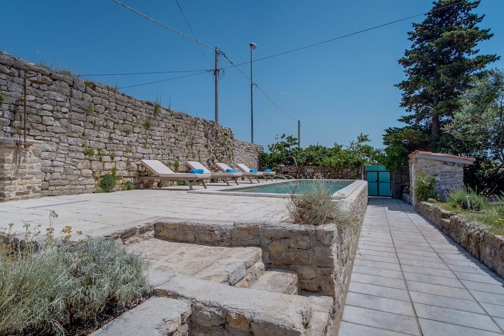 يونيك أنتيستريس أواسيس فيلا أنتيكوا حمام سباحة مكشوف