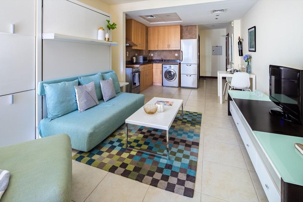 Spacious + Modern Studio in JLT - Sleeps 3 Interior