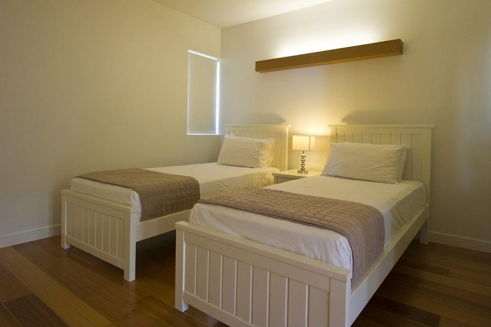 Maggies Beachfront Apt. 1 Room