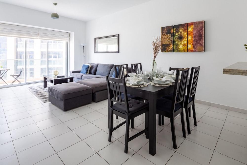 شقة عصرية مضيئة مكوّنة من غرفتَي نوم وإطلالات على دبي مارينا! الصورة الأساسية