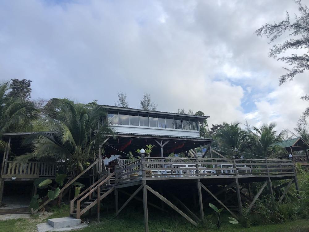 Tim's Seaside Hideout Resort Featured Image