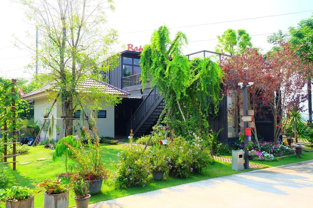 Papa's Home and Rabbit cafe Exterior