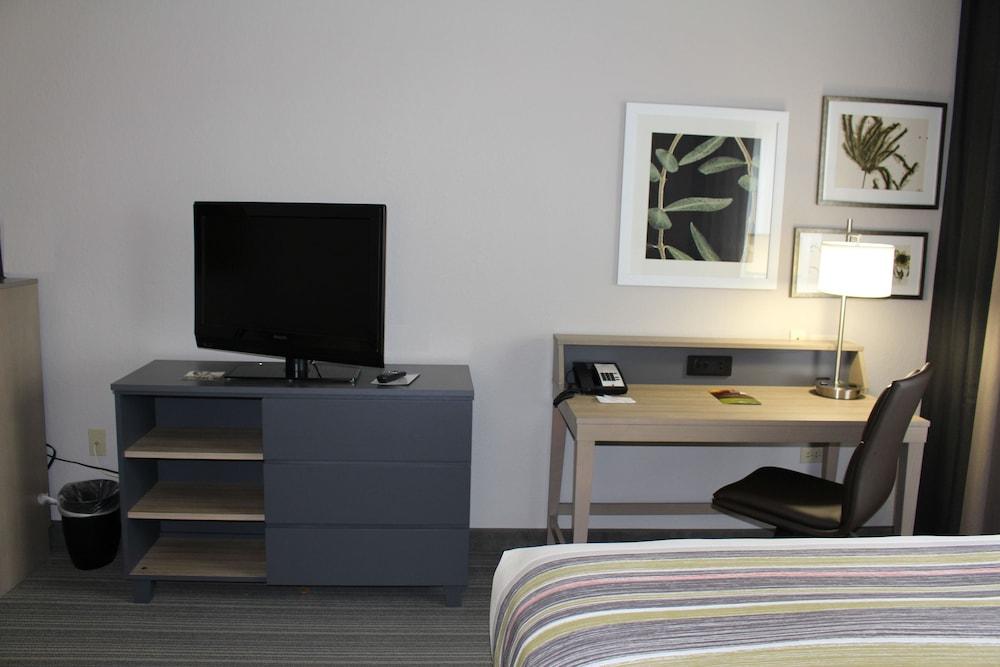 كانتري إن آند سويتس باي راديسون روميوفيل آي-55 غرفة