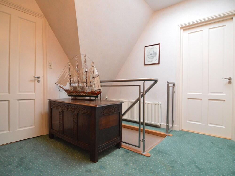 لاكوريوس مانشين إن دي تايك ويذ هوت توب غرفة