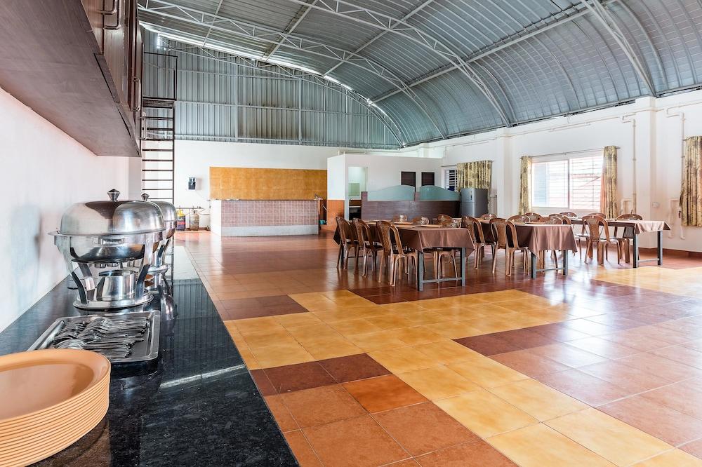 Treebo Pappilon Palace - PVS Circle Interior