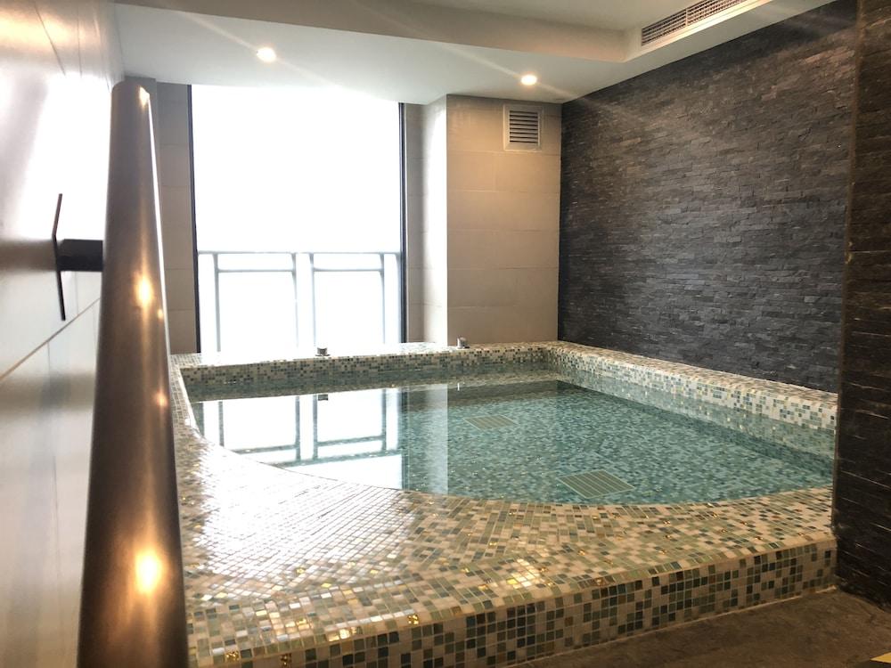 وان صانلاند سيرفيسد سويتس مانيجيد باي لانسون بليس أخرى