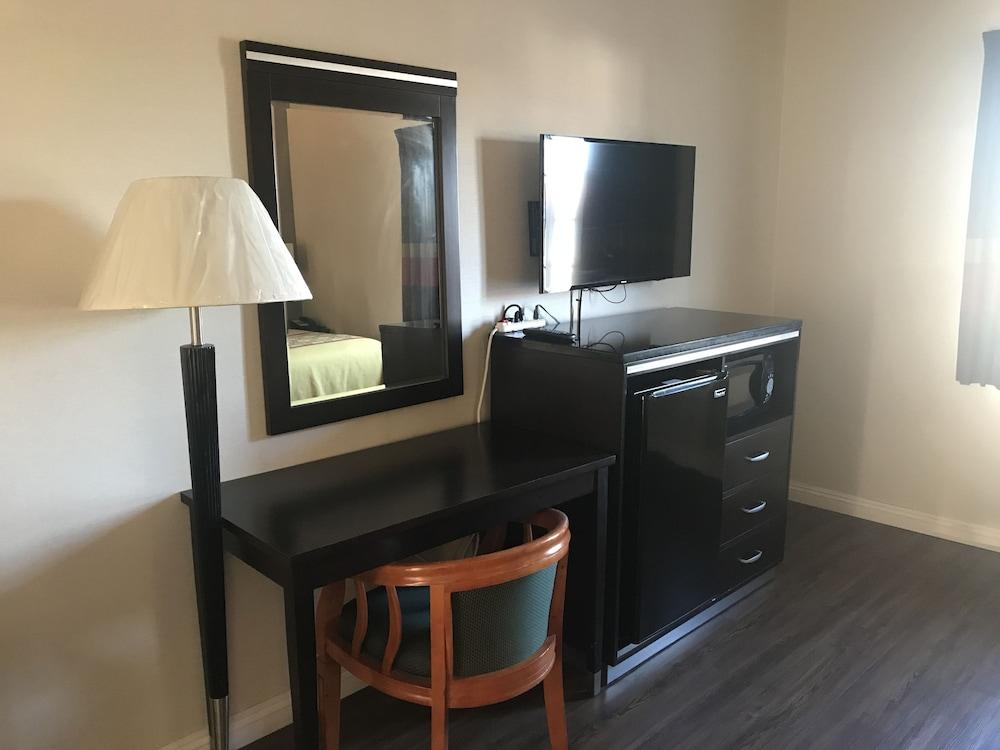 Manhattan Inn & Suites - LAX Room