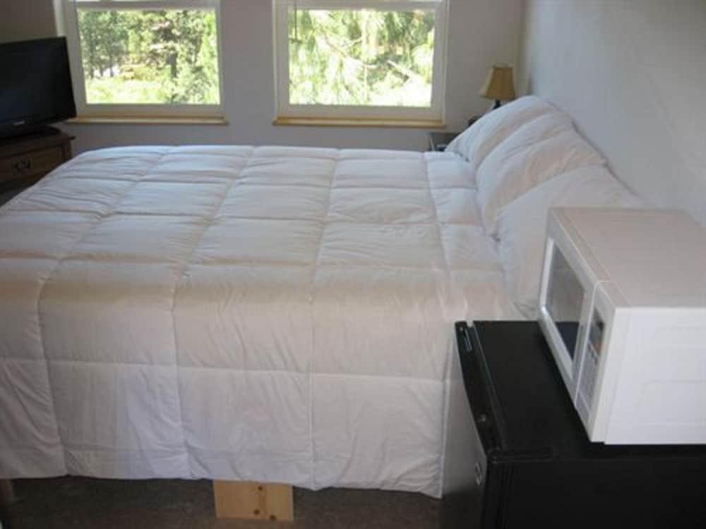 كراتر ليك إن آند ريتريت غرفة ضيافة