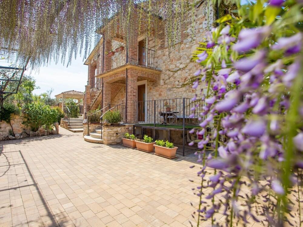 Modern and Comfortable Apartment for 5 Persons, With Shared Pool and Garden Exterior