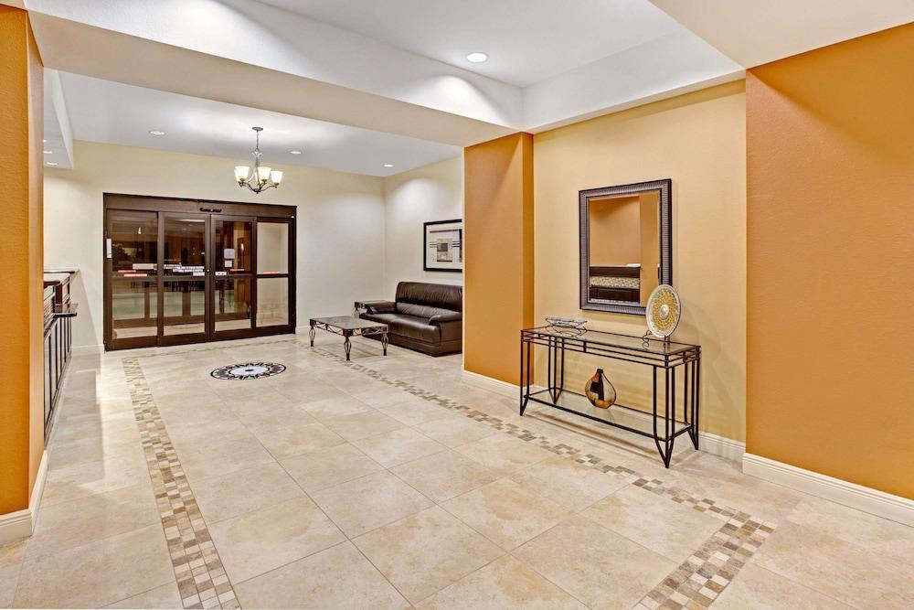 سوبر 8 باي ويندام لا بورت الردهة