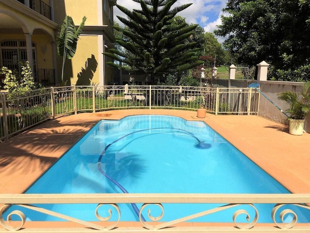 لا بيل ميزون دو بيل أير حمام سباحة مكشوف