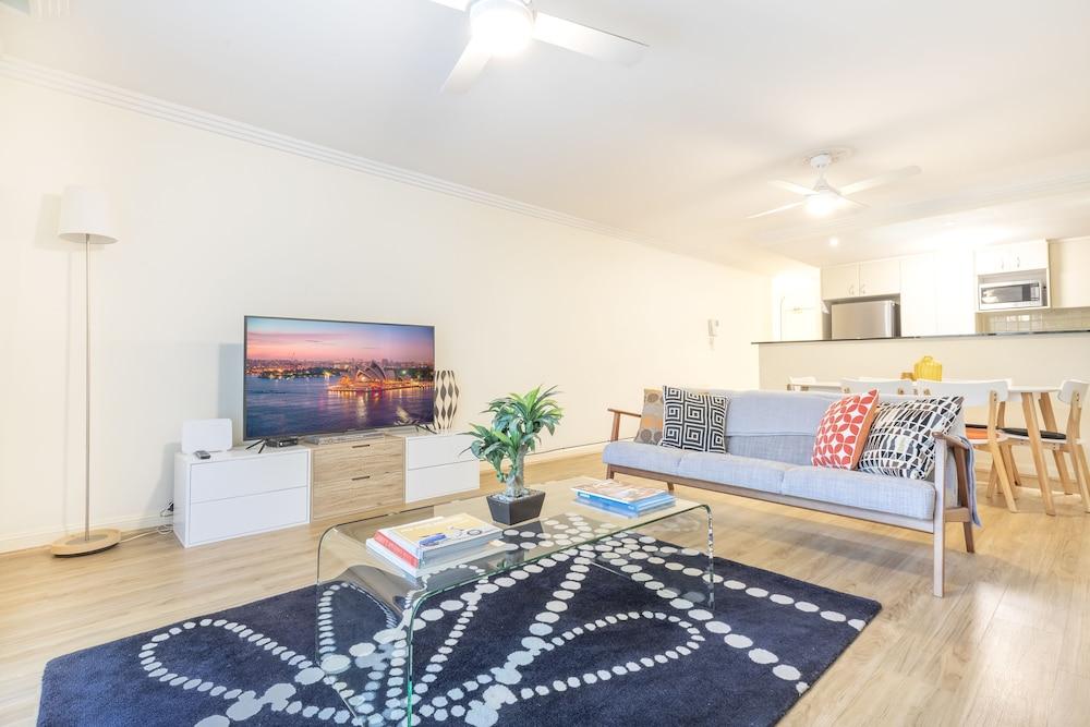 Perfectly Located Apt Rooftop Pool & Spa Featured Image