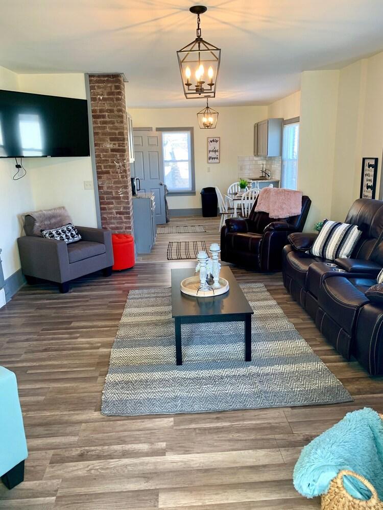 ذا تروتر مانور - ويث برايفت يارد آند باركينج، نير فولز آند كازينو باي نياجارا هوسبيتال داخلي