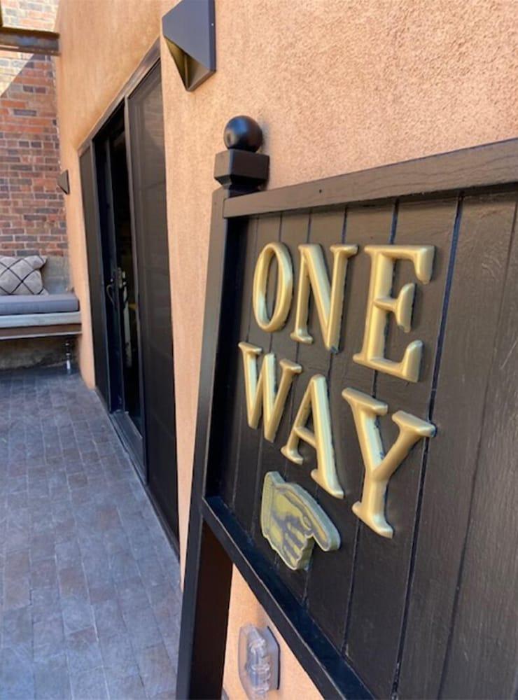 جورجيا آند فريدا - تو فينلي أبوينتد كازيتاس، ون برايفت كمباوند، داون تاون، سليبس تو كبلز، تو كيتشنز المنطقة الخارجية