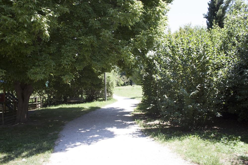 Nice Apartment in an English Style Building On the First Floor, With air Conditioning, Wifi and Sewing Property Grounds