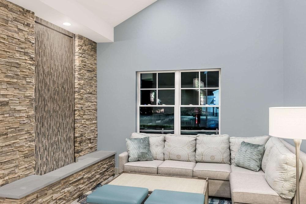 هاورد جونسون باي ويندام ميدلتاون نيوبورت أريا الردهة