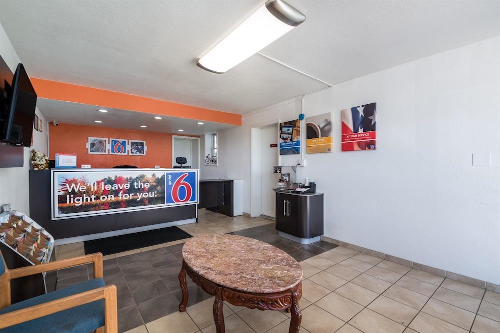 موتل 6 كونليز سبرينجز، نورث كارولاينا الردهة