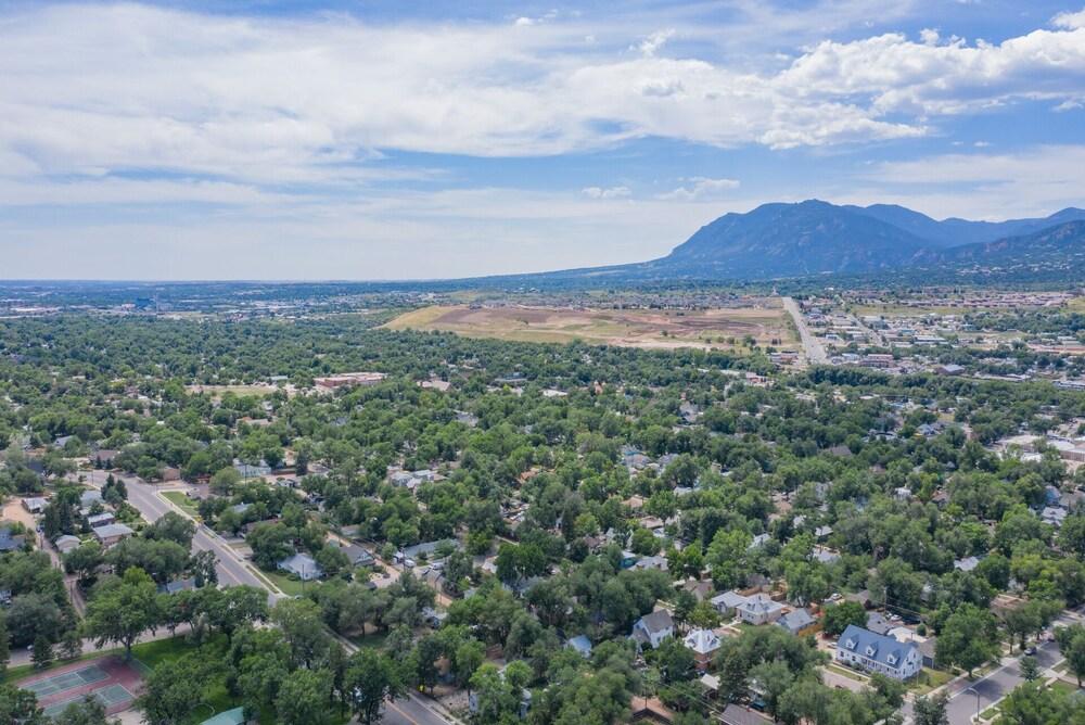 1893 كلاسيك 4 بلوكس فروم جرايت داينينج آند شوبس منظر من الجو