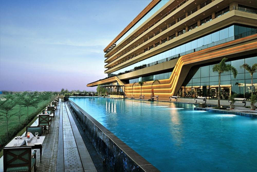 جيفت سيتي كلوب - أحد فنادق راديسون إنديفيديوالز زحليقة مائية
